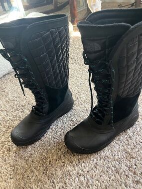 The North Face Women's Black Quilted Lace-Up Winter Boots with Green-Trim Laces